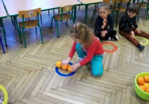 Dzieci z grupy I liczyły dzisiaj przy użyciu pomarańczy
