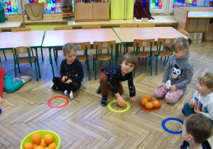 Dzieci z grupy I liczyły i tworzyły własne zbiory przy użyciu pomarańczy