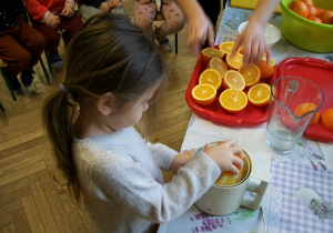 Dzieci z grupy I robiły dzisiaj po raz pierwszy wyciskany sok z pomarańczy