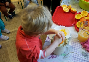 Dzieci z grupy I robiły dzisiaj po raz pierwszy wyciskany sok z pomarańczy