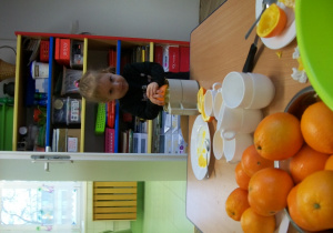 Dzieci z grupy II również wyciskały swój pierwszy sok pomarańczowy