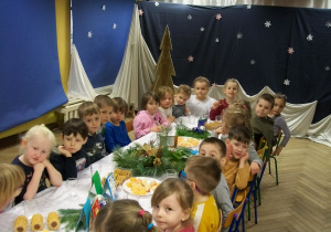 Dzieci z naszego przedszkola siedzą wspólnie przy świątecznym stole
