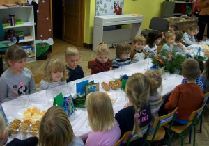 Dzieci z naszego przedszkola siedzą wspólnie przy świątecznym stole