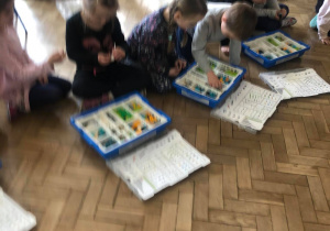 Dzieci konstruują swojego własnego robota przy pomocy kloców lego