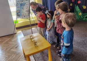 Dzieci bawią się w testera smaku i zapachu wody