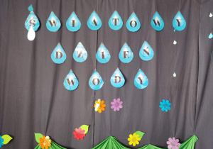 Napis Światowy Dzień Wody w kształcie kropelek wody