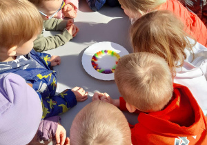 Obserwacja doświadczenia cukierkowa tęcza uzyskana przy pomocy wody i kolorowych drażetek