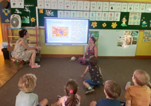 Dzieci oglądają multimedialną prezentację o pszczołach i innych zapylaczach kwiatowych