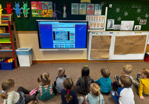 Dzieci Dzieci oglądają filmik edukacyjny na temat bezpieczeństwa w Internecie i odpowiadają na pytania