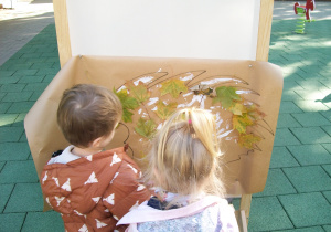 Dzień przedszkolaka grupa pierwsza za zadanie miała wykleić liśćmi sylwetę jeża