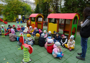 Dzieci słuchają nauczycielki, która tłumaczy jakie będzie ich zadanie.