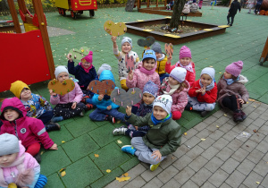 Dzieci pokazują, jakie dary przyrody udało im się znaleźć na terenie ogródka przedszkolnego.