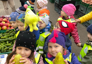 Dzieci poszły na bazar poznać rodzaje gruszek